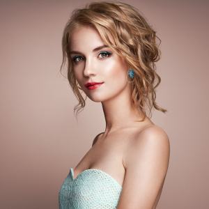 young-blonde-woman-with-curly-hairstyle-7VBEB63-min
