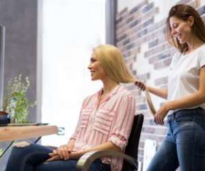 happy-woman-at-the-hair-salon-FCVJ4EM-min